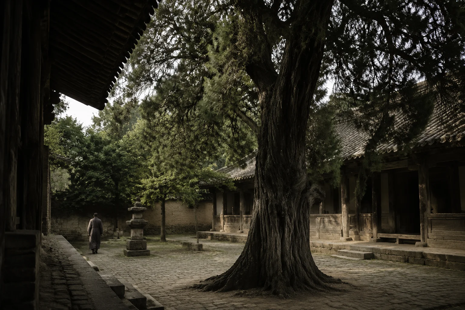 中晚唐汉地禅院庭院，一株苍劲古柏立于青砖庭院中央，木构殿堂与夯土墙环绕，远处一名僧人缓步走过。对应文中赵州从谂「庭前柏树子」公案——答非所问，截断学人向外寻觅的思路。
