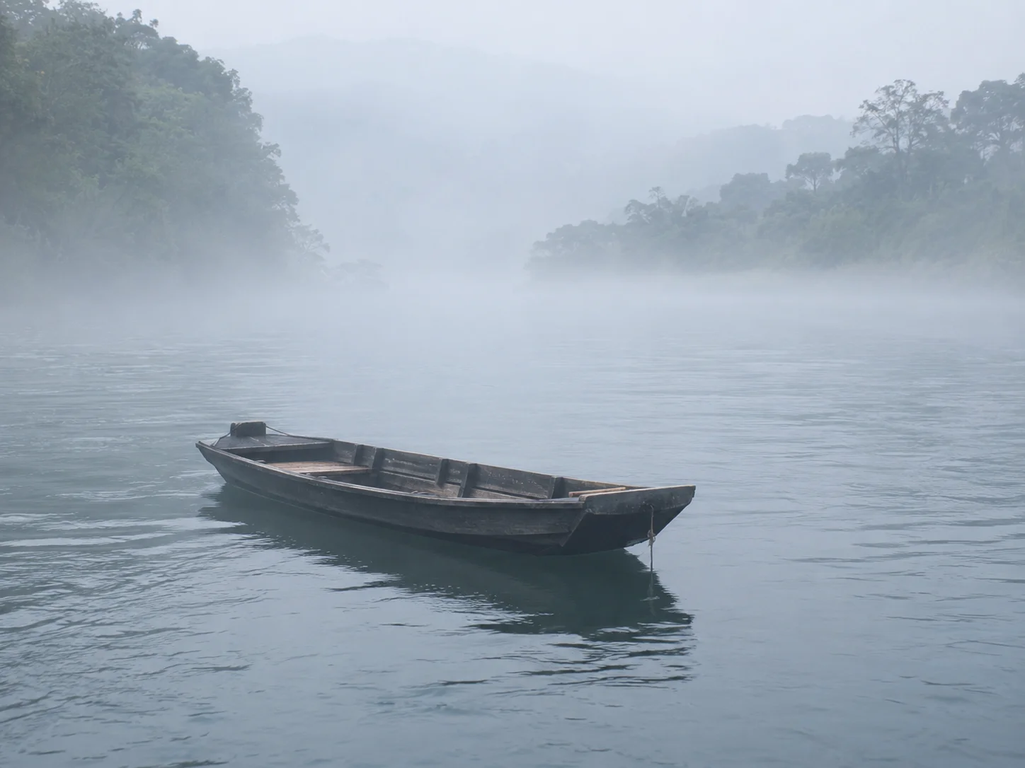 清晨雾气弥漫的河面上,一条空船随水流自在漂流——没有人划桨,没有方向,只是随波逐流。"方舟而济于河,有虚船来触舟,虽有惼心之人不怒。"如果一条空船撞了你,你不会生气——因为船上没有人,没有意图,没有"自我"。虚己以游世,谁能害你?